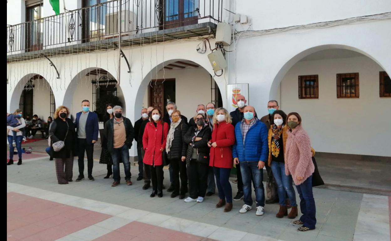 Concejales , cargos socialistas y afiliados en la puerta del Ayuntamiento, tras el pleno