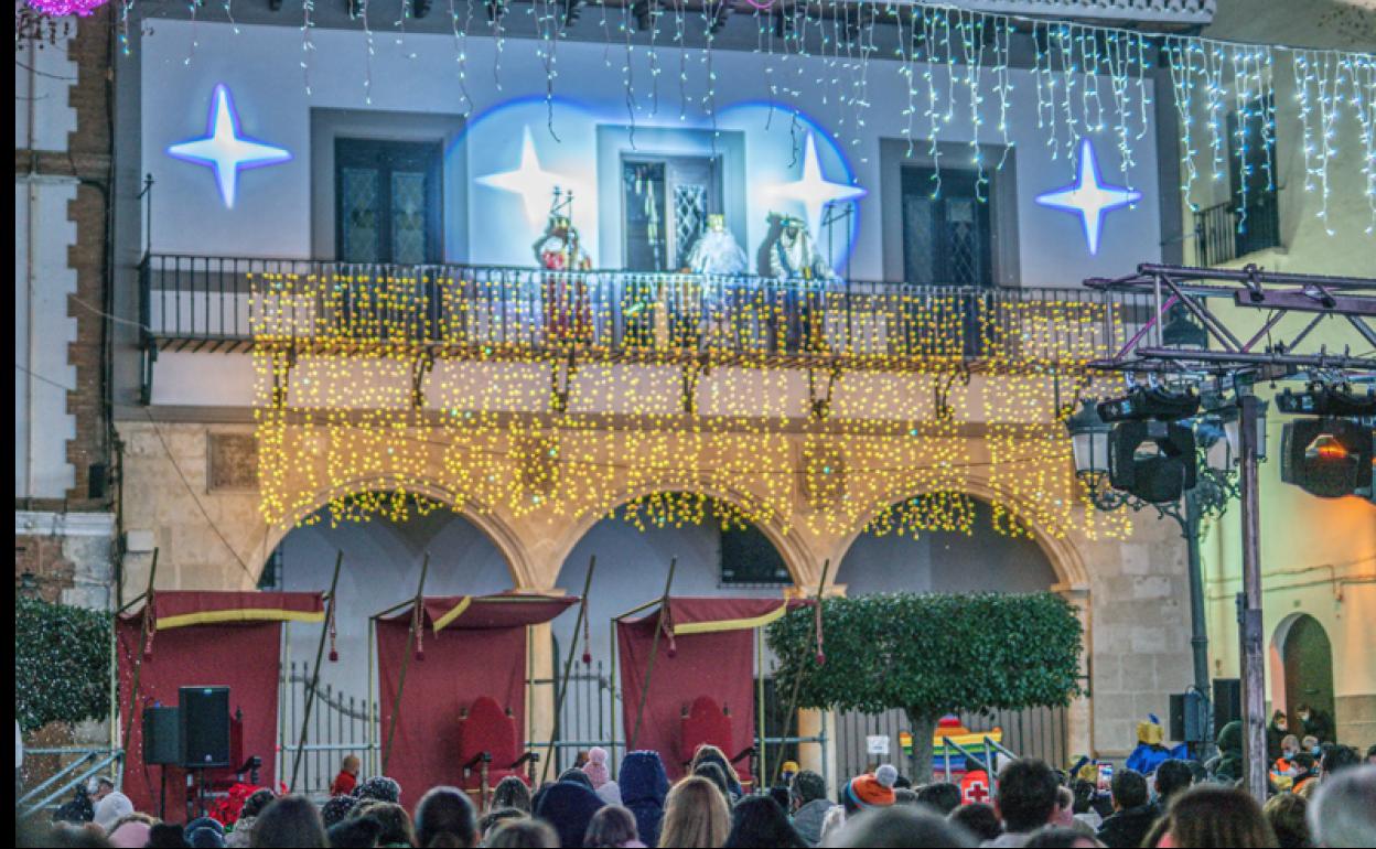 Sus Majestades los Reyes Magos saludando desde el balcón del antiguo ayuntamiento