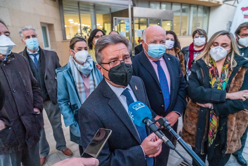 Manolo Gavilán y el Consejero de Salud Jesús Aguirre durante la atención a los medios de comunicación 