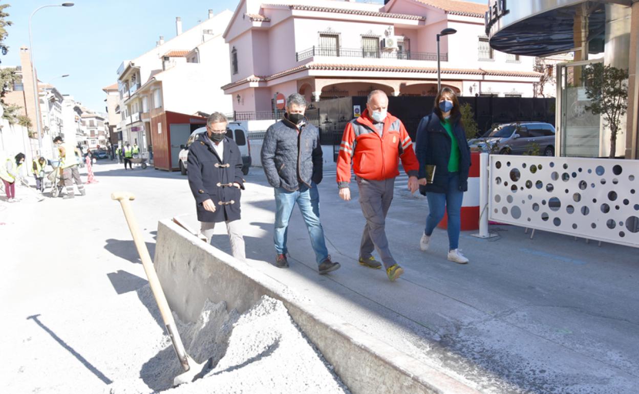 Alcalde, concejales y tecnico de obras visitan la calle Enrique Enríquez 
