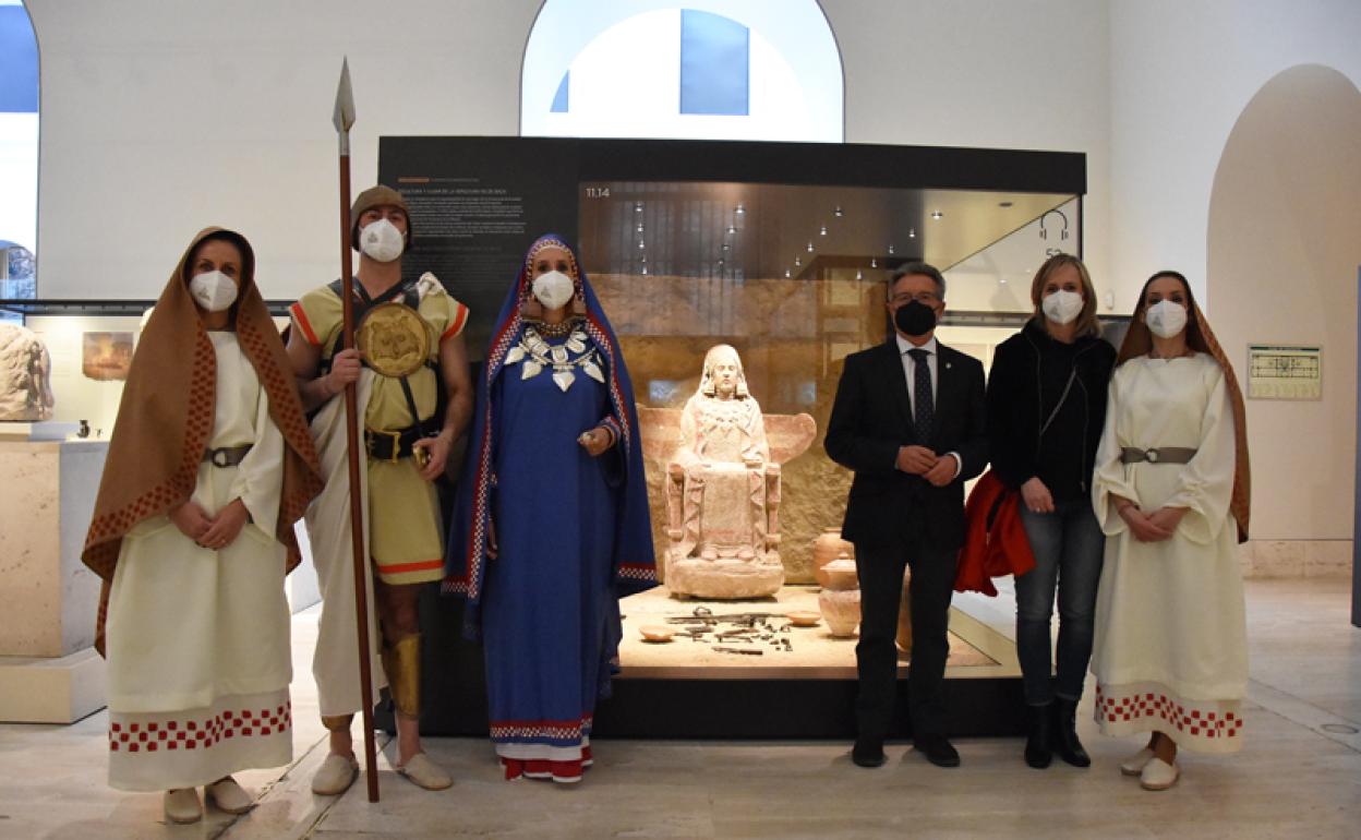 La Dama de Baza en su ubicación en el Museo Arqueológico Nacional y una embajada bastetana