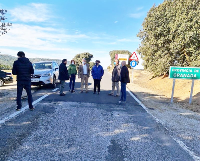 Autoriades en el limite de las provincias de Granada y Almería de la carretera Cúllar -Oria 