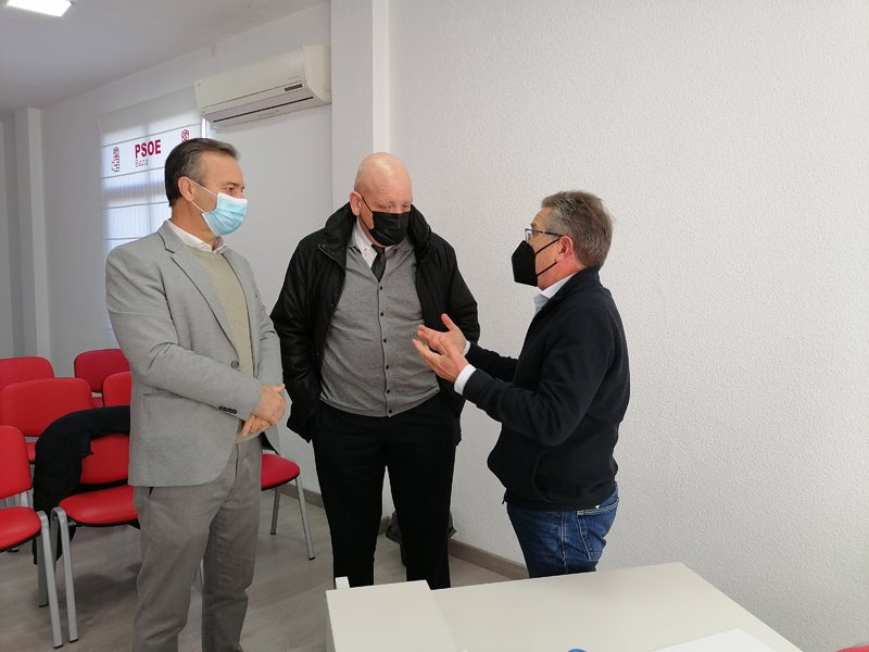 Gerardo Sánchez, con Manolo Gavilán y Abelardo Vico en la sede del PSOE de Baza 