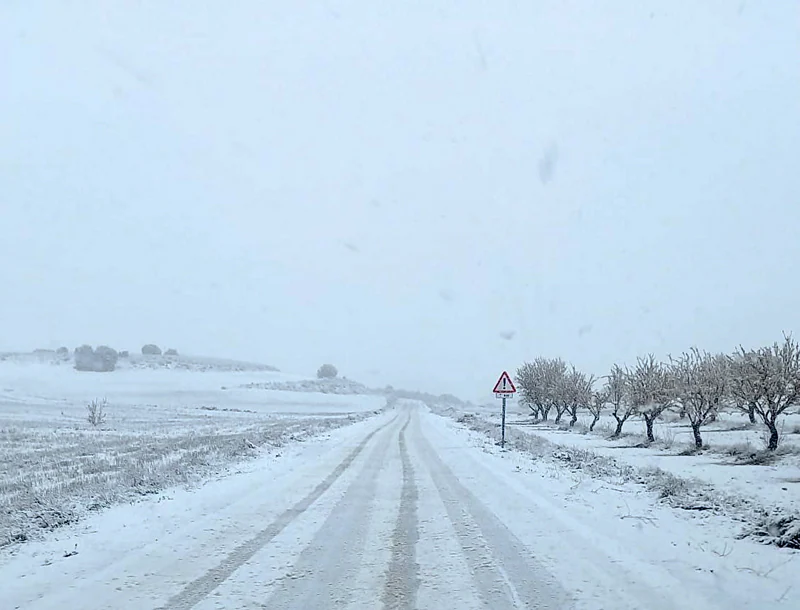 En la imagen, la carretera GR-9104 en Orce. En el vídeo, nieve en las inmediaciones de Baza