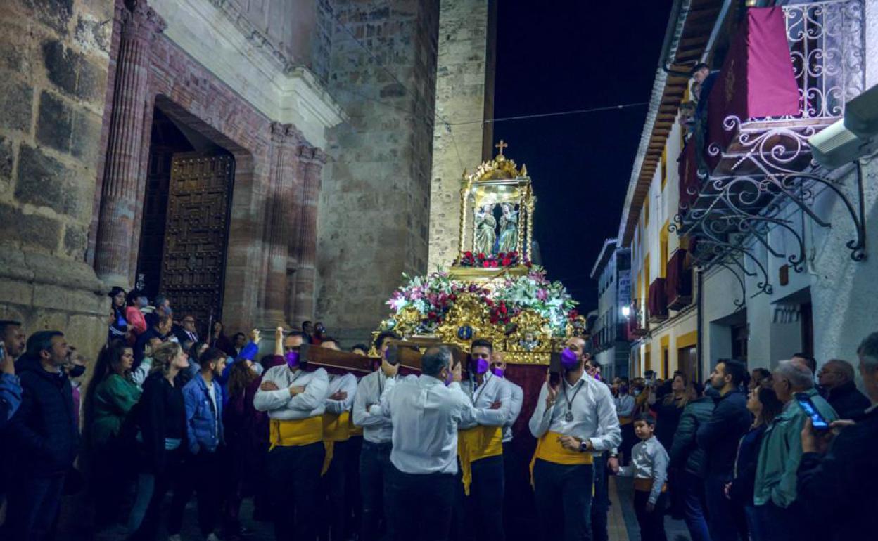 Instantes antes de que las Santas entrarán en la Iglesia de Santa María la Mayor ELOY MOLINA