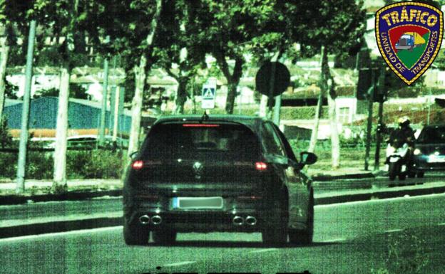 Cazado en Granada circulando a 124 km/h en una vía urbana limitada a 50