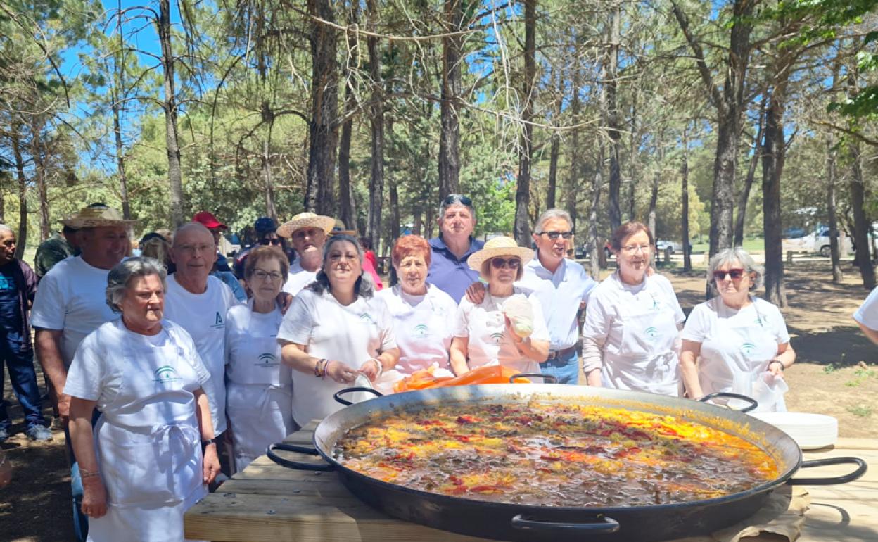 Una de las paellas cocinadas por las bastetanas 