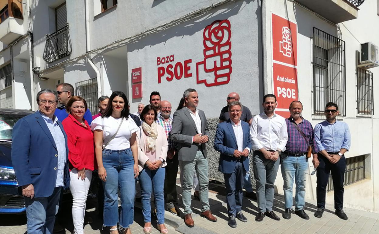 Noel López, Juan Antonio Lorenzo, Manolo Gavilán y alcaldes y concejales de la comarca del Almanzora hoy en Baza 