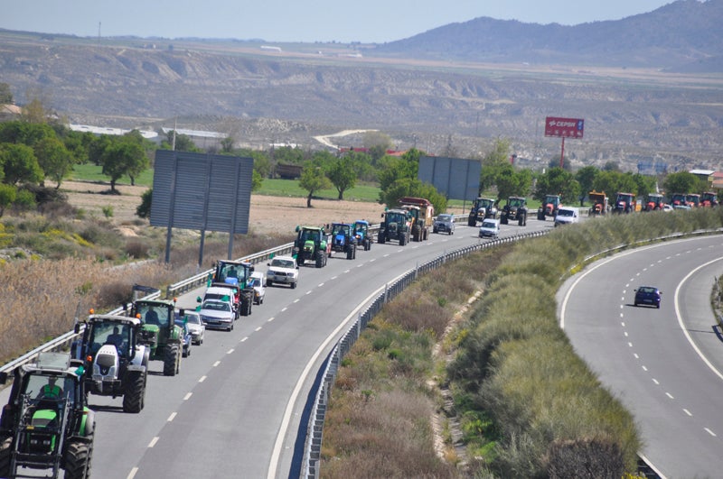 Una tractoras anterior en las inmediaciones de Baza 