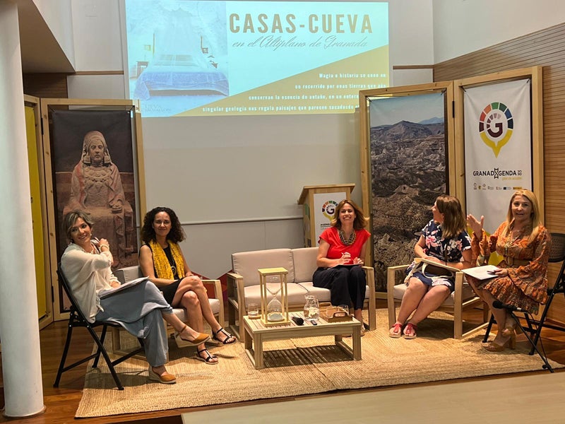 Mariana Palma, y las ponentes de las jornadas