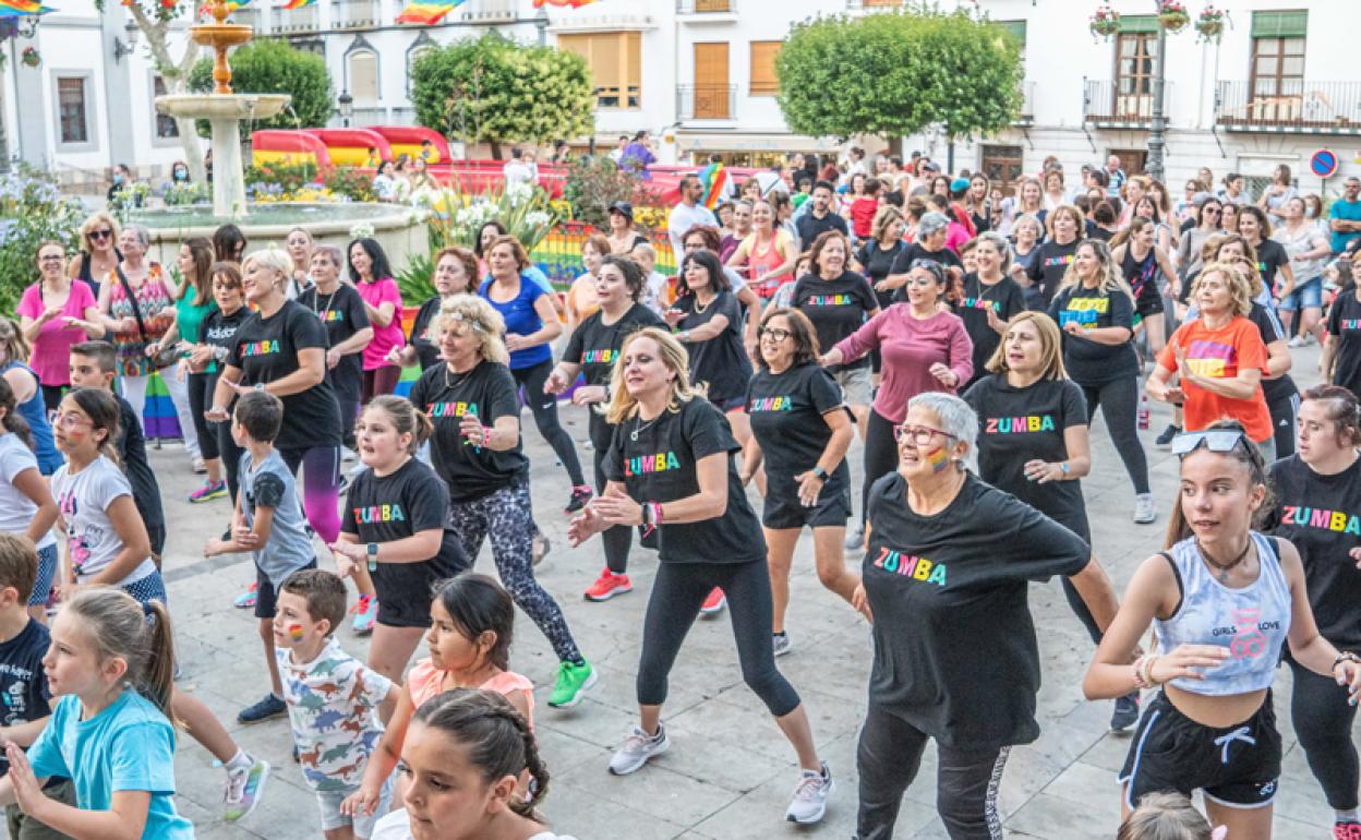 Colorido, diversión, concienciación y normalidad en el Día del Orgullo en Baza