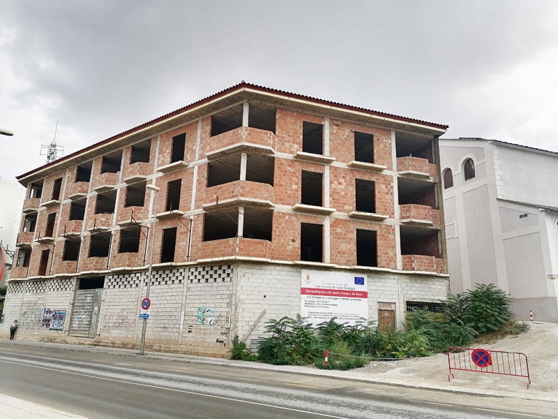 Edificio ilegal que va a ser demolido y mejora el entorno del Teatro Dengra 