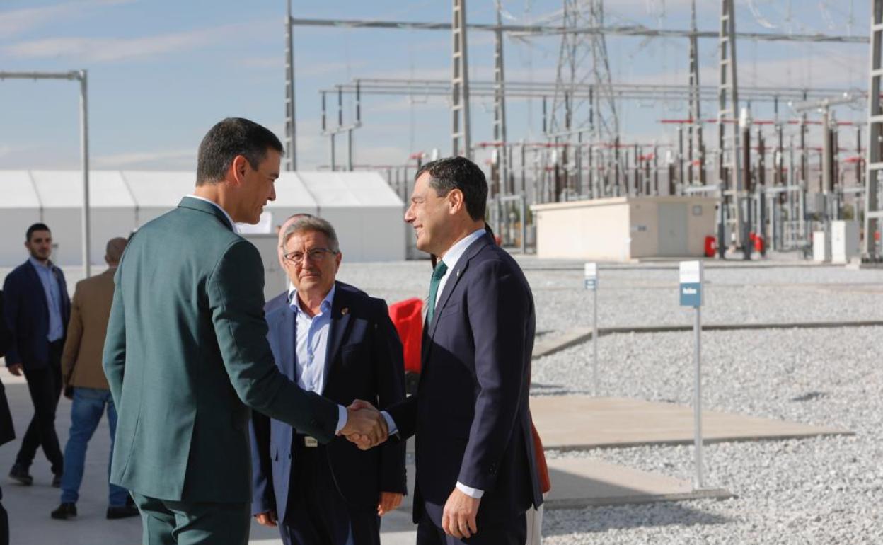 Pedro Sánchez, presidente del Gobierno, y Juanma Moreno, de la Junta, se saludan a su llegada a Baza