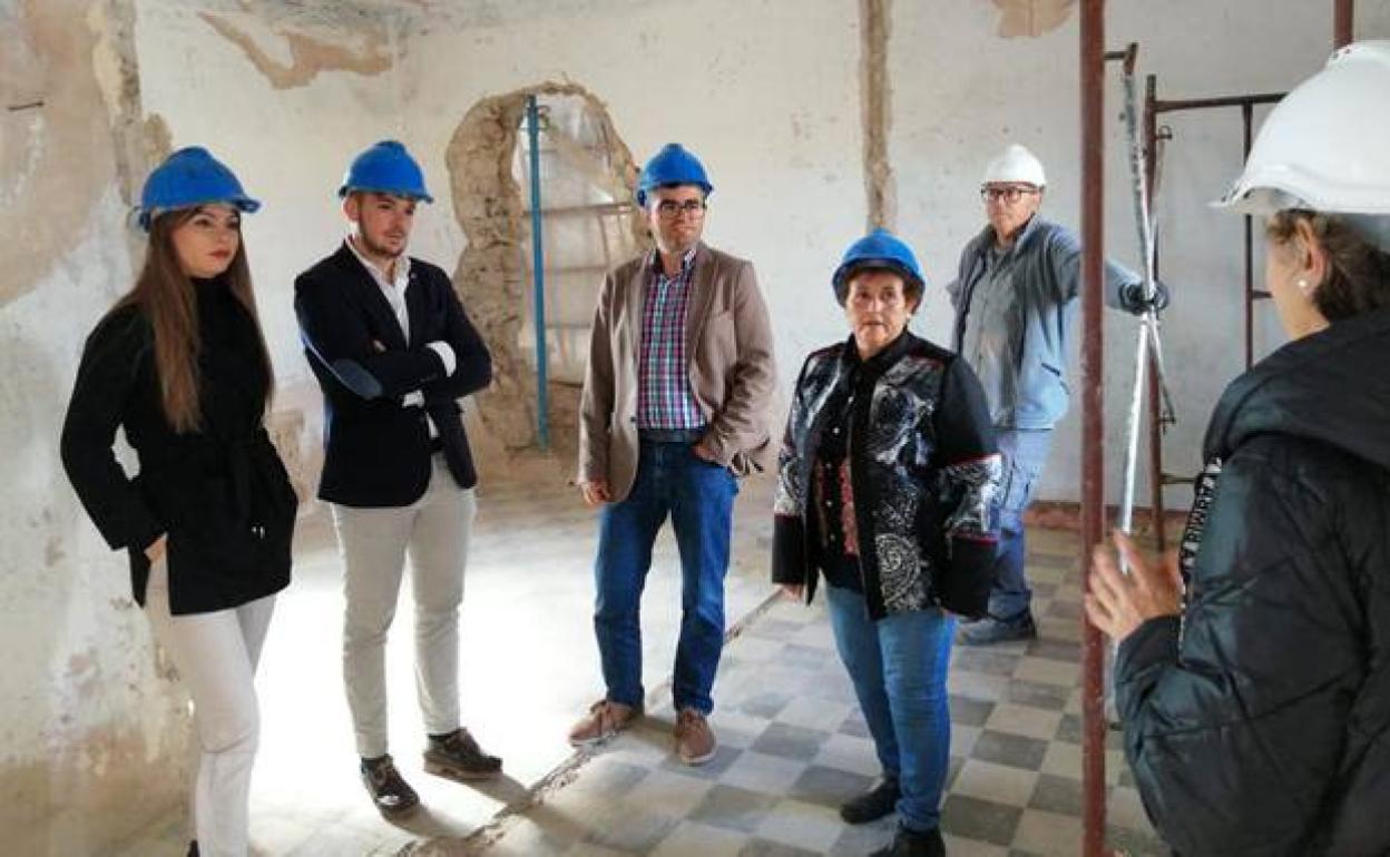 Alumnos de un programa de Empleo y Formación rehabilitan la escuela de Torralba en Huéscar