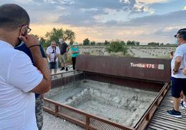 Una de las visitas guiadas que se realizan a la necrópolis donde se encontró a la Dama de Baza