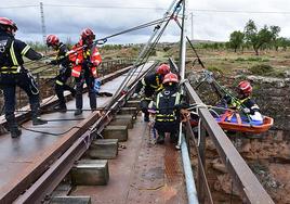 Los bomberos realizando prácticas de rescate en el puente de Baúl