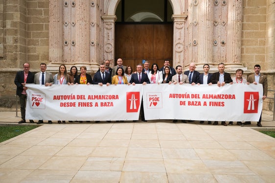 Parlamentarios y alcaldes socialistas exigiendo la autovía hasta Baza