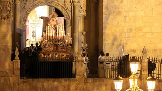 María al Pie de la Cruz pasea su sencillez por las calles de Baza