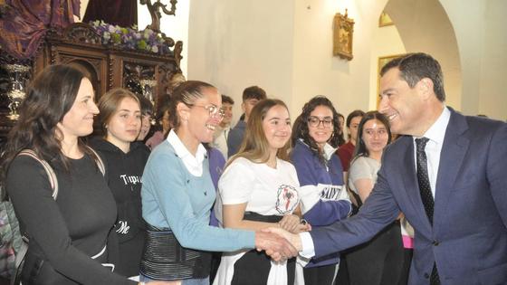 Juanma Moreno visita las hermandades y cofradías de Baza