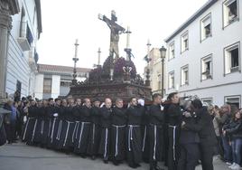 Abrazo de los capataces del Cristo de la Misericordia en la salida