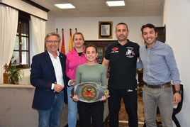 Lidia Guirado en el centro de la foto son su trofeo