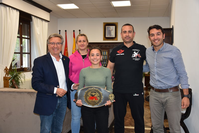 Lidia Guirado en el centro de la foto son su trofeo