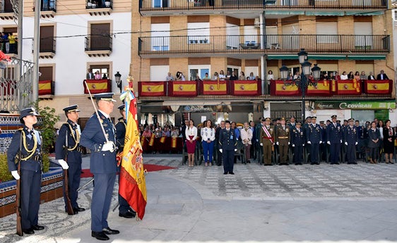 Instantes antes de comenzar la jura de bandera en la Plaza Mayor de Huéscar