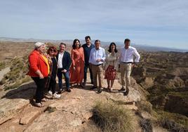 Representantes granadinos acompañan a la secretaria de Estado de Turismo en el Puntal de los Colorados de Gorafe, en el Geoparque.