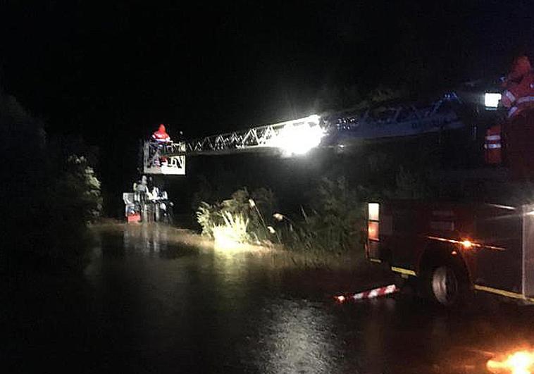 Rescatan a los cinco ocupantes de un camión atrapado en el río de Benamaurel