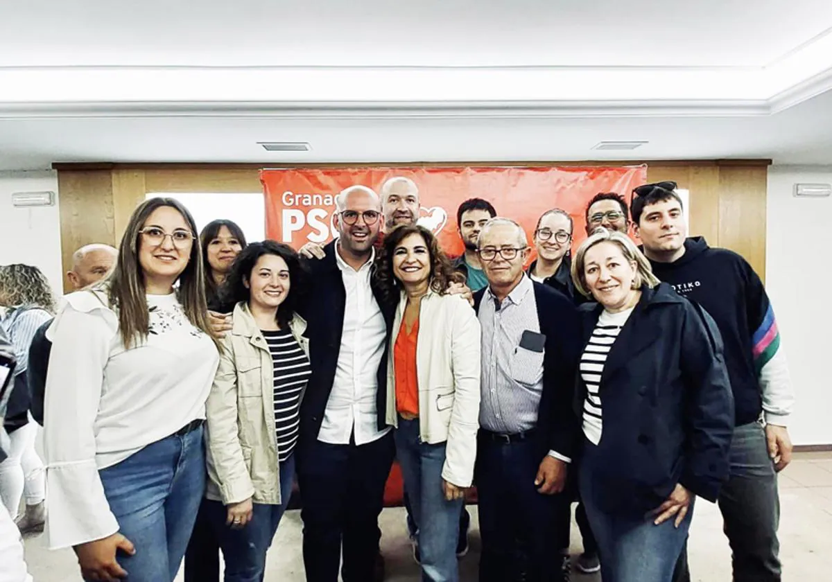 Miguel Román candidato a la alcaldia de Caniles junto a la Ministra de Hacienda Maria Jesús Montero y otro integrantes de la candidatura