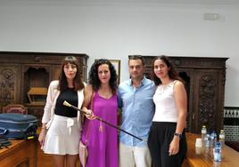 Ana Belén Martinez con el bastón de alcaldesa,