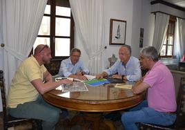 Reunión celebrada hace un año en Baza donde se acordó reducir la extensión de la planta a 345 hectareas