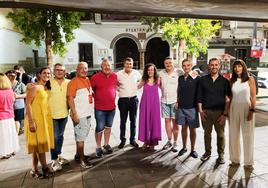 Pedro Fernández en el centro de la foto en Cúllar