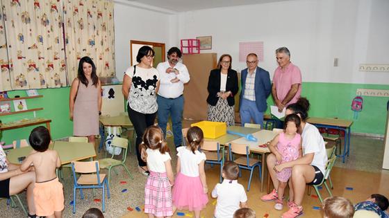 La delegada de Inclusión Social vista la Escuela de Verano