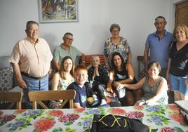 María Ángeles rodeada de sus hijos y algunos nietos y familia en su casa de los Isidoros