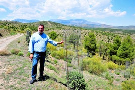 Manuel Francisco Garcia, junto a una malla protectora