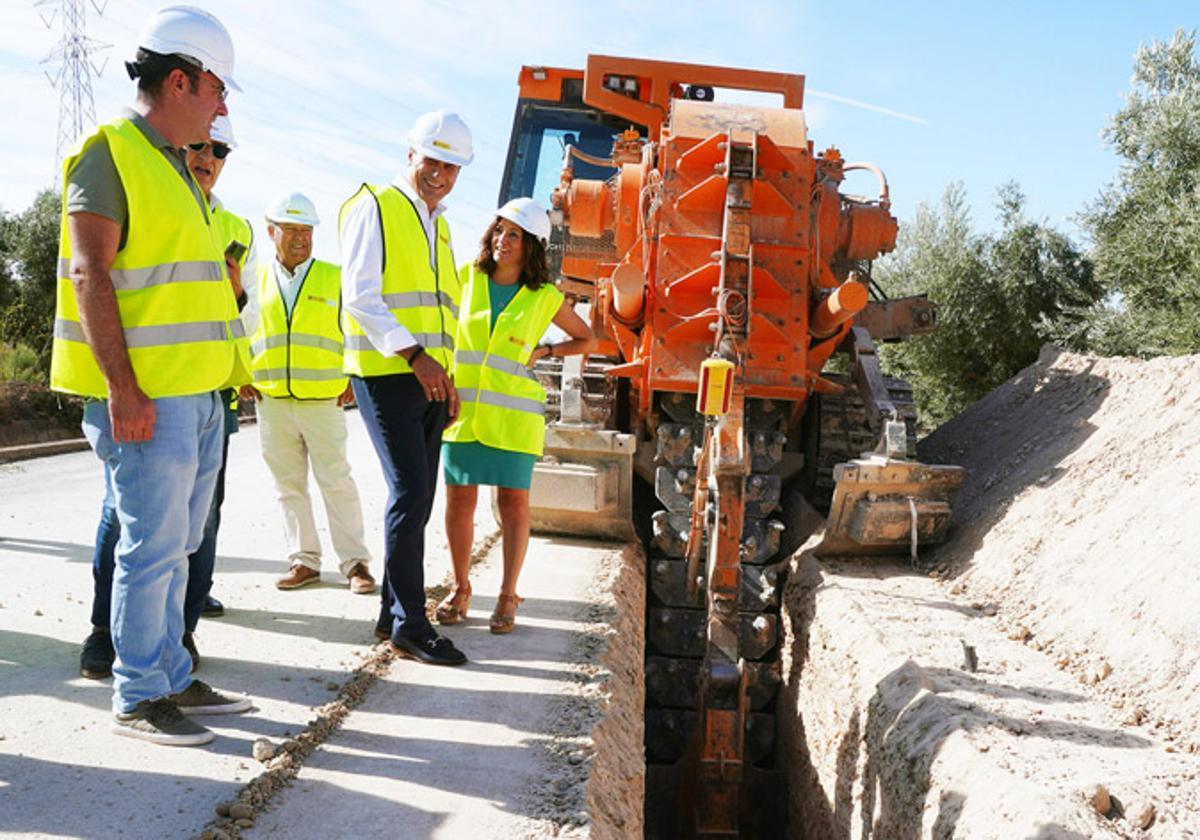 Pedro Fernández y Carmen Rocío Martinez visitando las obras ya en marcha
