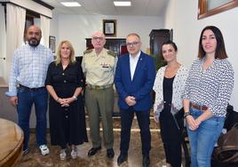 EL subdelegado de Defensa en su visita a Baza