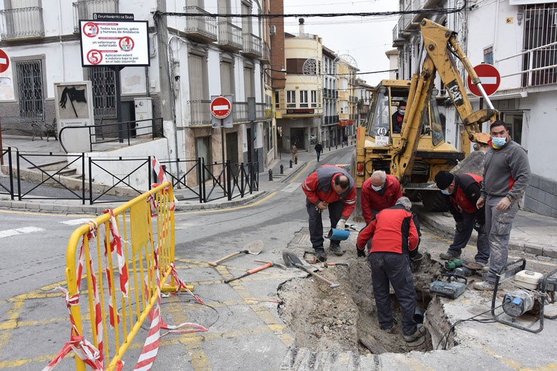 Operarios municipales en un averia anterior en el cruce del Carril
