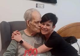 Manuel Ruiz con su hija Rosa, celebrando sus primers 100 años