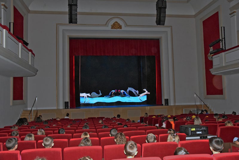 Teatro para jovenes escolares en el Dengra