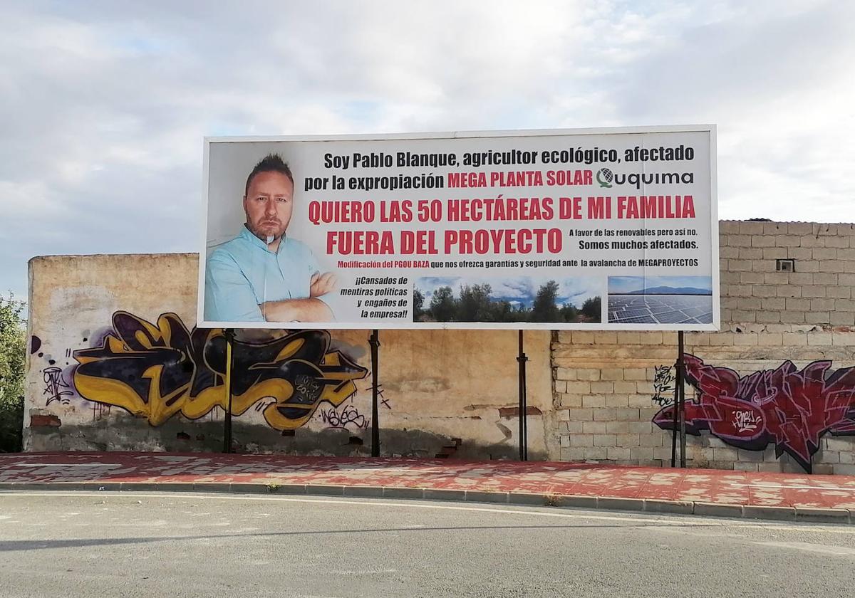 Un vecino de Baza coloca una valla publicitaria para exigir la exclusión de sus tierras de una megaplanta solar