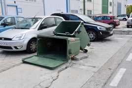 Contenedores volcados por el viento