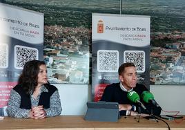 Ramón López y Yolanda García durante la pesentación de la aplicación