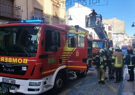 Bomberos actuando en el incendio.