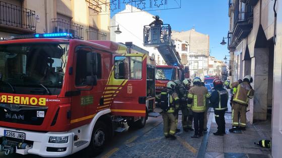 Un herido grave y ocho afectados por humo, entre ellos un bebé, en el incendio de un edificio en Baza