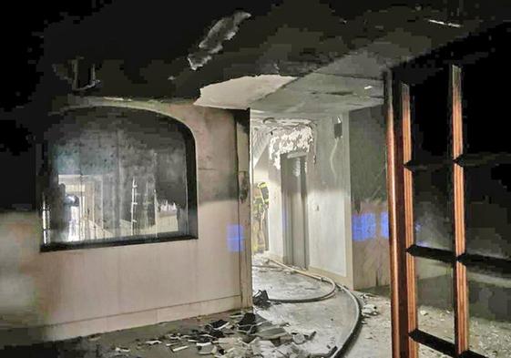 Entrada principal al edificio incendiado