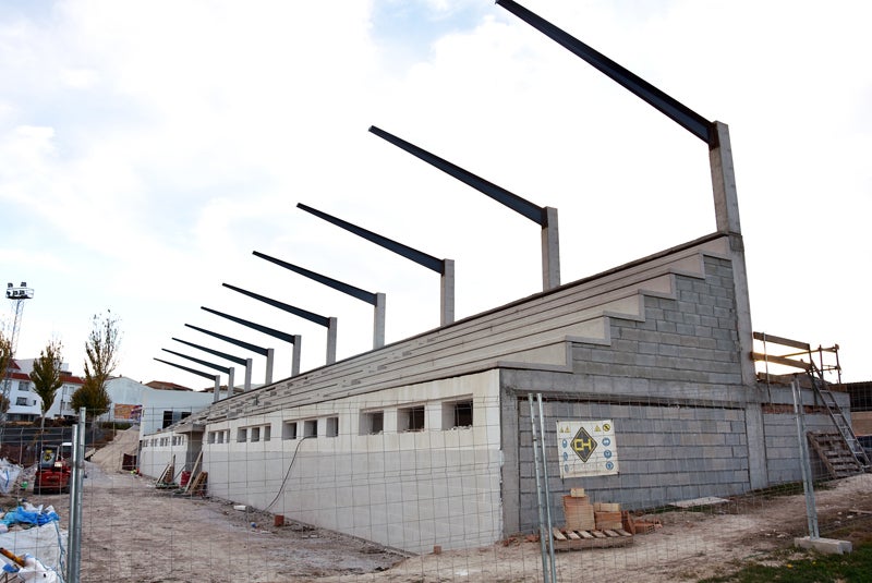 Avanza la construcción de las gradas del polideportivo municipal