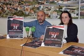 El concejal de comercio con la presidenta de la asociación de comerciantes.