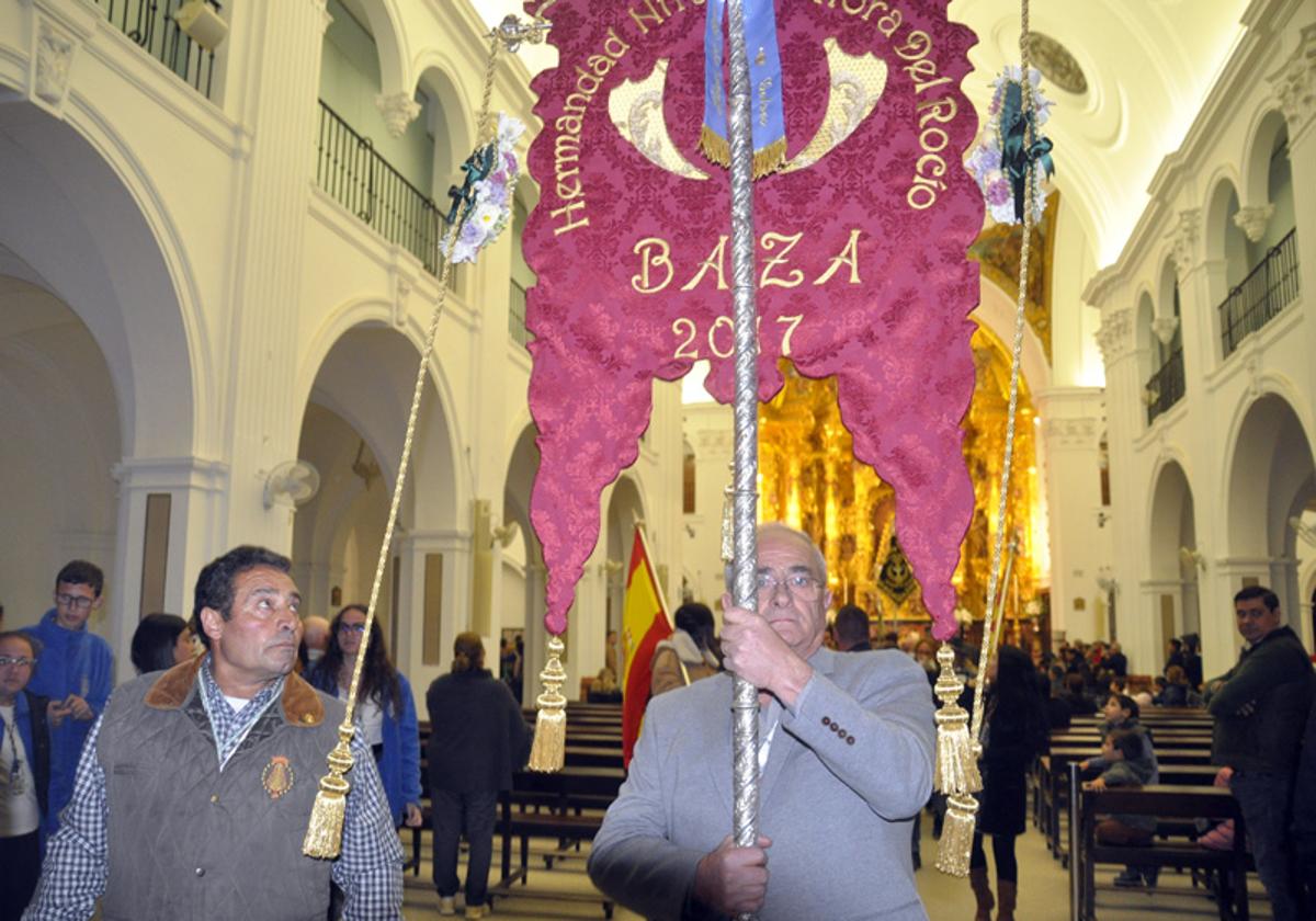 El Simpecado de la Hermandad del Rocío de Baza, en el interior de la Ermita portado por Guillermo Torres
